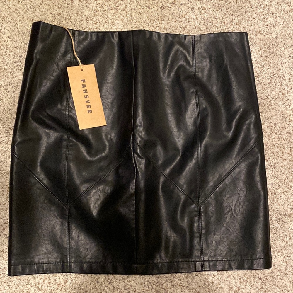 Faux leather mini skirt black